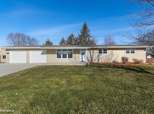 800 Club Ln, Cedar Rapids, IA 52404