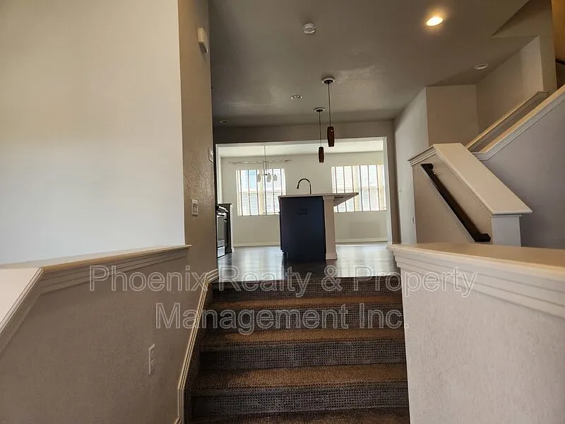 3 bed, 3.0 bath, 1988 sqft, $3,000 — Photo 3