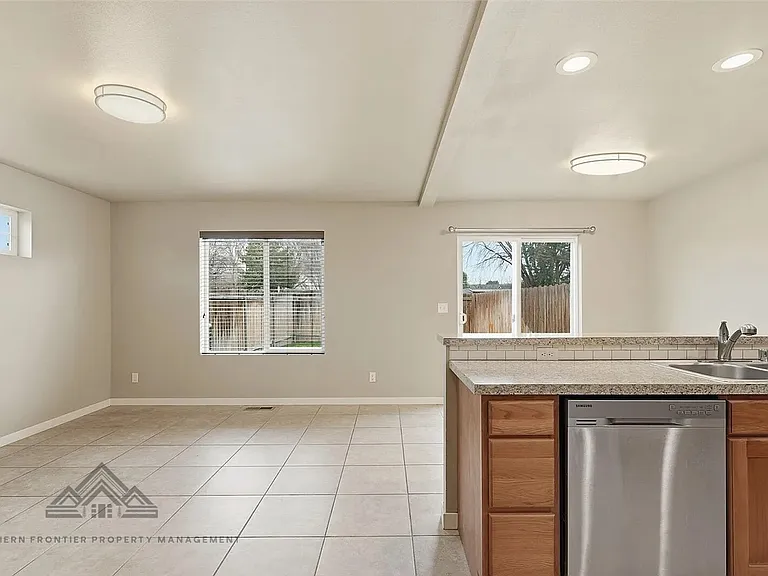 218 E Whitman Dr — Photo 5