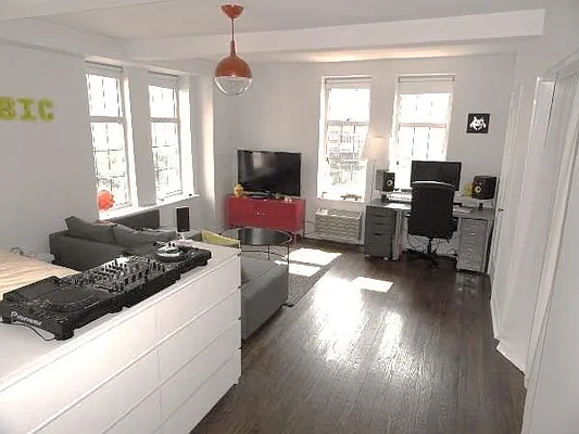 Rented by Bank Neary | media 2
