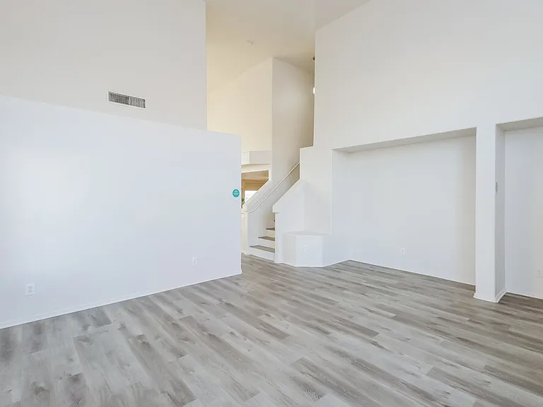 7925 W Claremont St — Photo 4