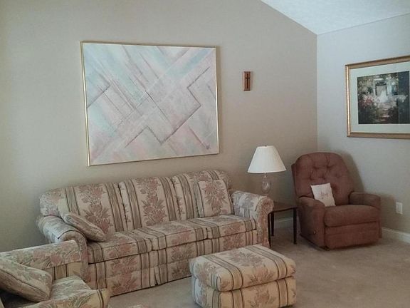 3rd image of 371 Crescent Ct