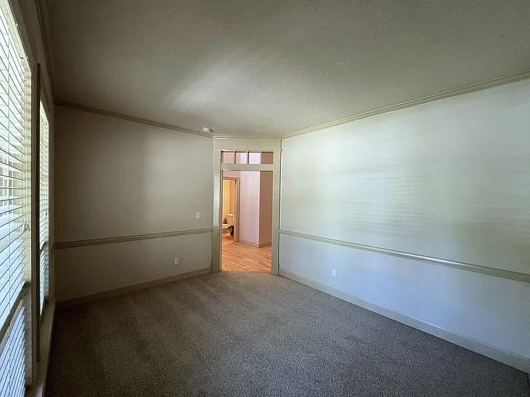 811 E Knoll Ct — Photo 9