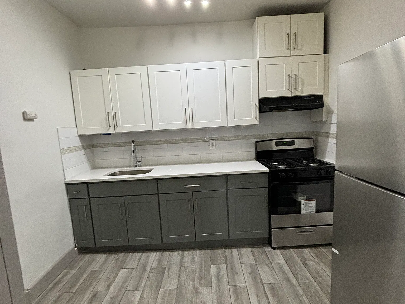 3 bed, 1000 sqft, $2,550 — Photo 1