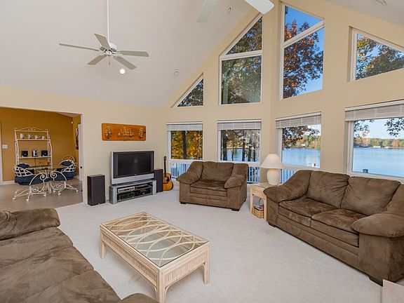 3rd image of 734 Vincent Ln
