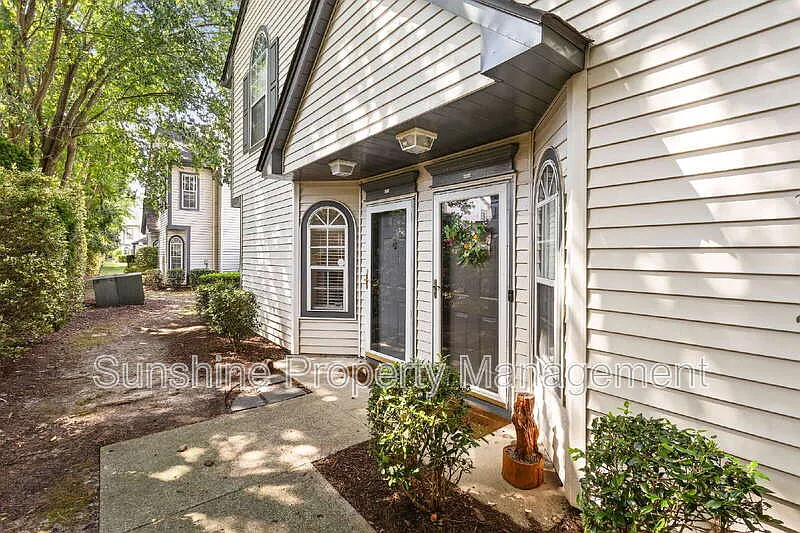 2 bed, 2.5 bath, 1300 sqft, $2,000 — Photo 2