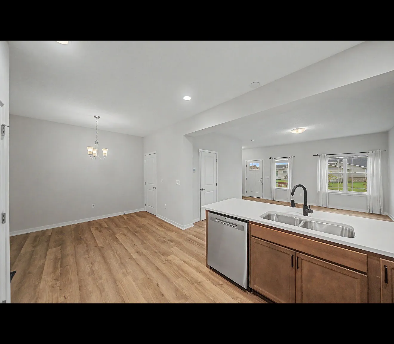 3 bed, 1669 sqft, $2,300 — Photo 4