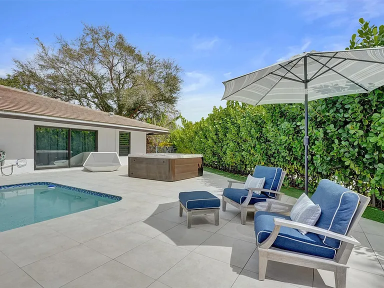 614 Lakewoode Cir W — Photo 33