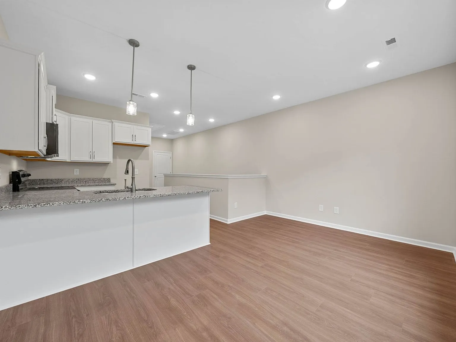 Brand New 2 bed/2 bath townhouse! 2.5 miles to APSU/6.7 miles to Gate 1!! — Photo 4