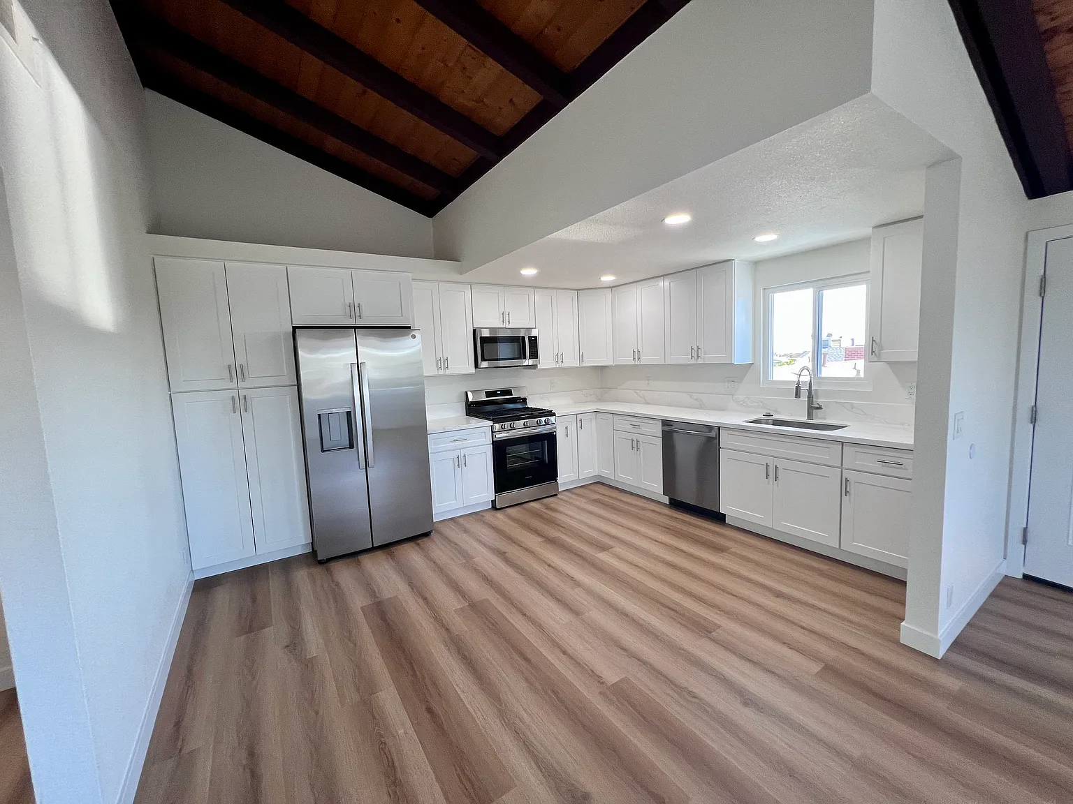 2 bed, 1100 sqft, $4,200 — Photo 3