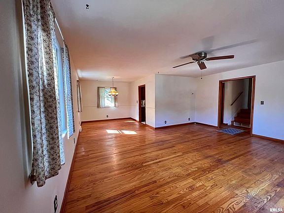3rd image of 304 S Eason Dr