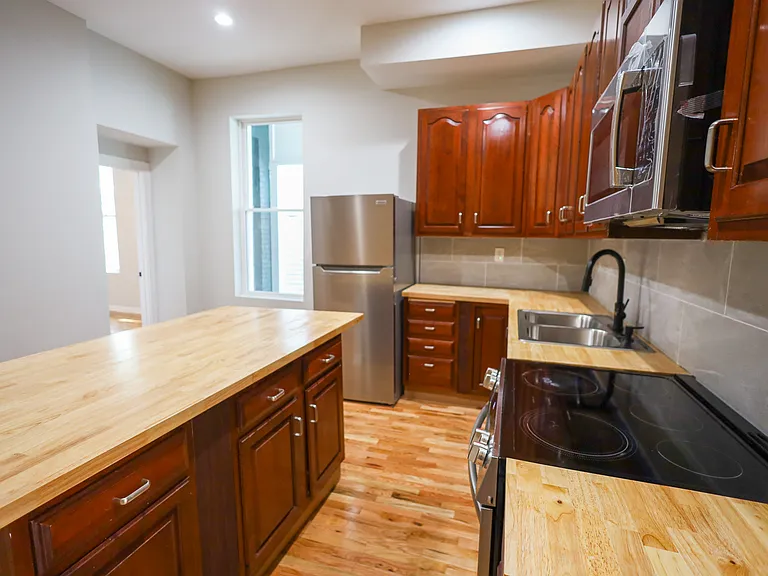 652 Delhi Ave — Photo 23