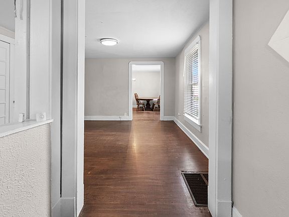 2nd image of 3901 Rookwood Ave