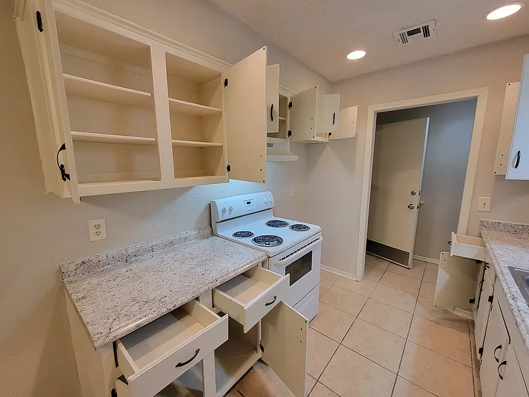 2908 Kathy Ln — Photo 10
