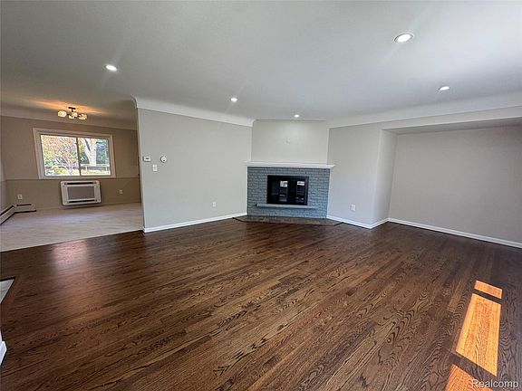 5th image of 2731 Huntington Park Dr