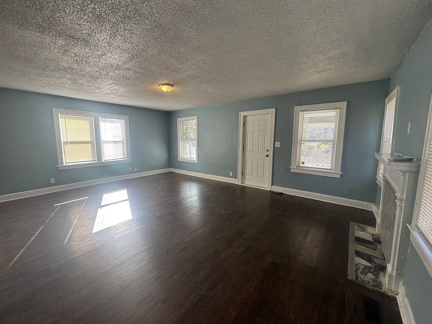 Coming Soon! 3-Bedroom, 2 Bath Single Family for Rent in Kansas City, MO | Fenced Yard + Covered ... — Photo 2