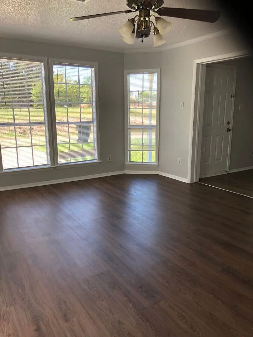 Move In Special Large Duplex in a quiet cul-d-sac close to VA hospital — Photo 3
