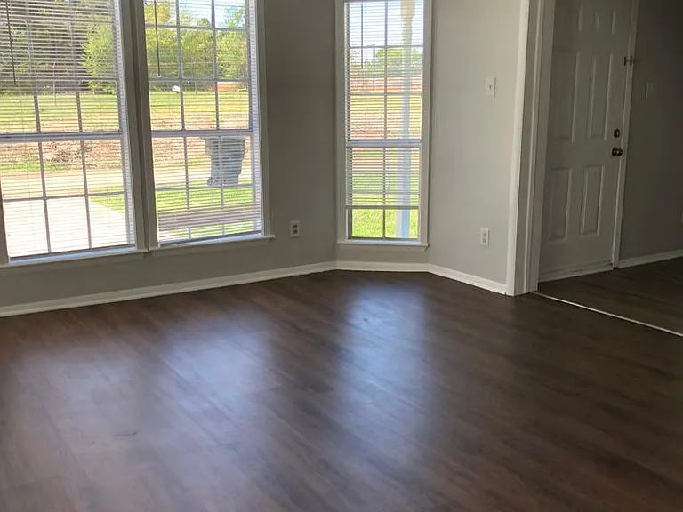 1147 Cornwell St — Photo 3
