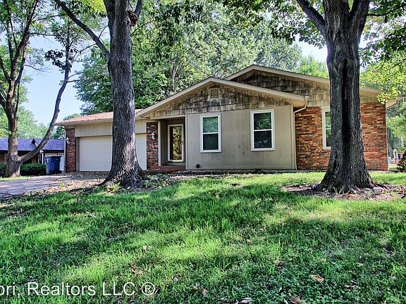2nd image of 8 Dogwood Ln