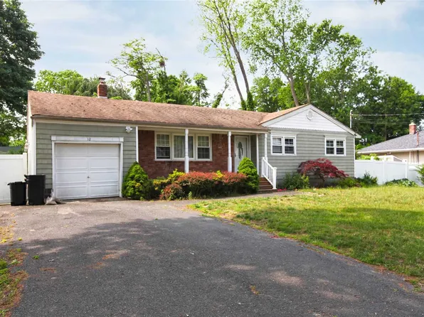 12 Roxborough Ave, Patchogue, NY 11772