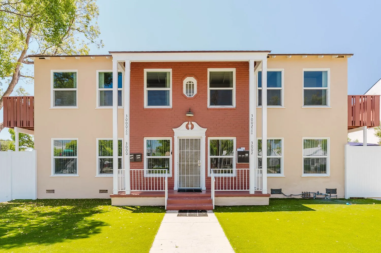 2 bed, 700 sqft, $2,700 — Photo 1