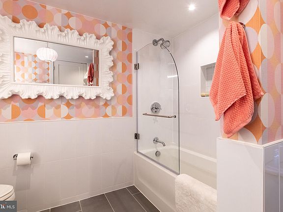 3rd image of 925 N Fairfax St #606