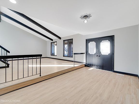 3rd image of 3030 Bonnie Brae Cres