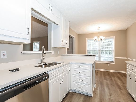 5th image of 511 Saddle Ridge Dr
