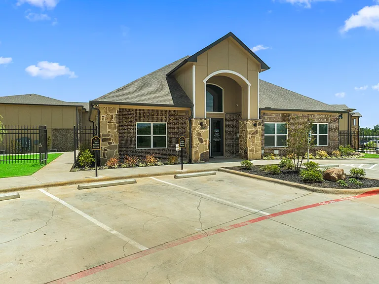 Willow Creek Apartments — Photo 25
