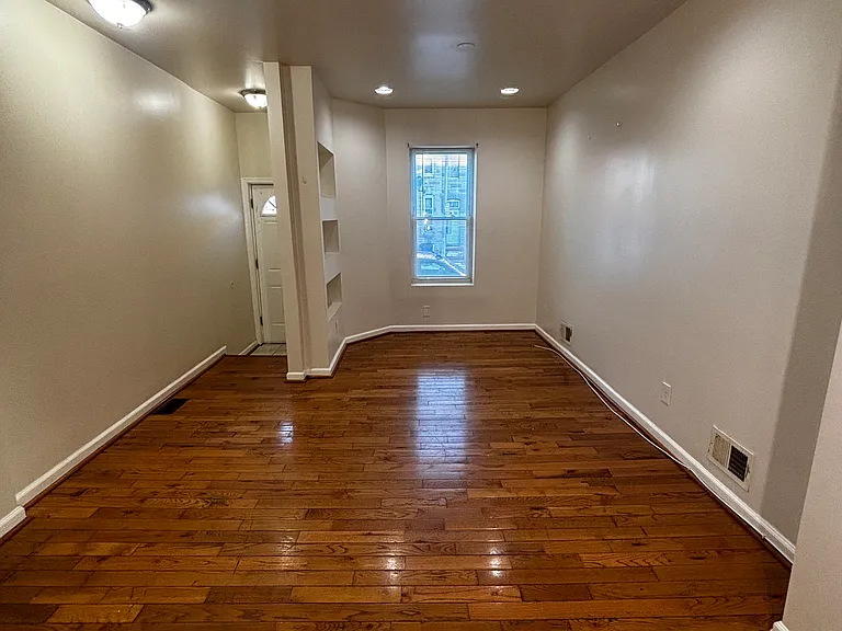 422 S Smallwood St — Photo 2