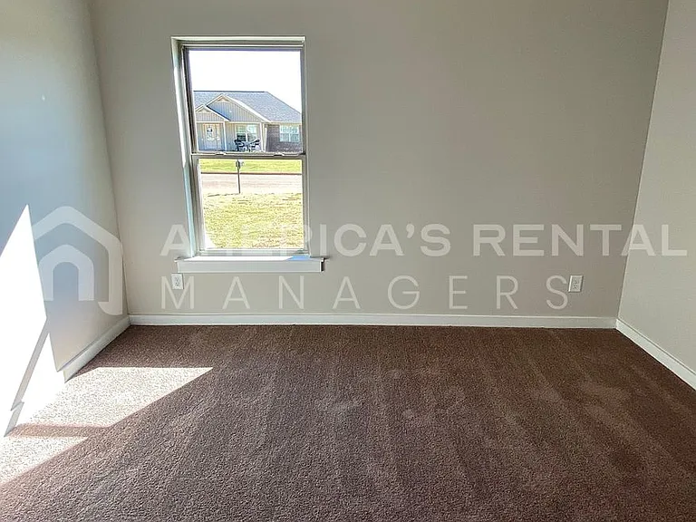 567 Andrew Dr — Photo 10