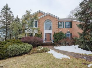 18 Tree Top Ln, Chatham, NJ 07928