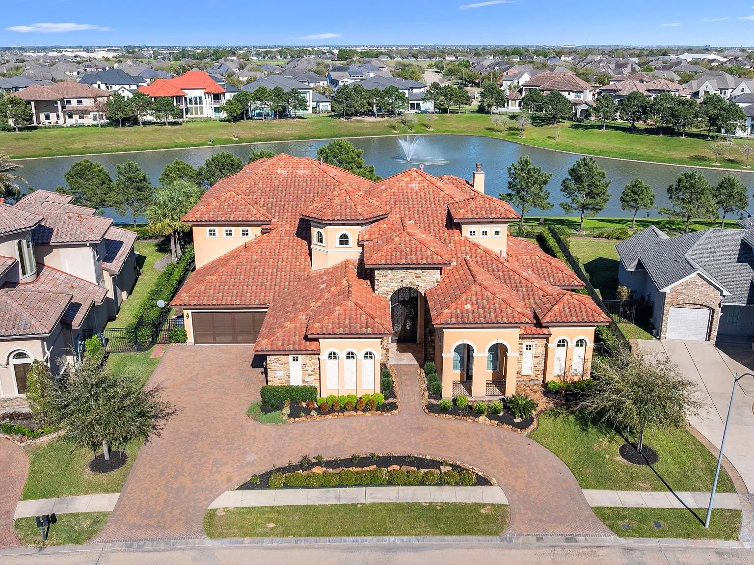 6 bed, 6.5 bath, 7287 sqft, $12,500 — Photo 2