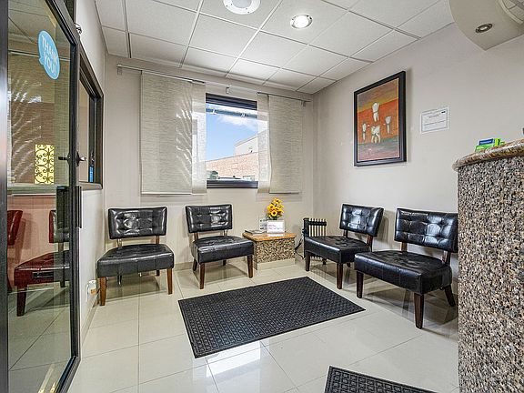 4th image of 62-22 Myrtle Ave #Hse