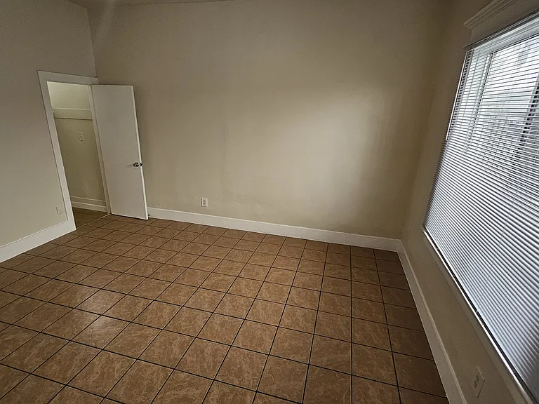 743 S Burlington Ave #4 — Photo 12
