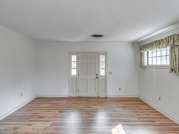 4th image of 632 2nd Ave NW