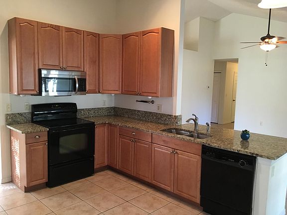 5th image of 16101 Camelot Ct