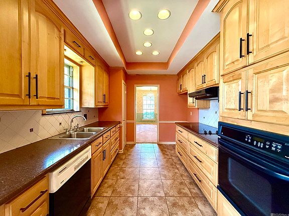 3rd image of 738 Bromley Dr