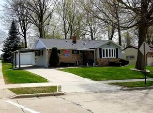 3705 Schroeder Dr, Manitowoc, WI 54220