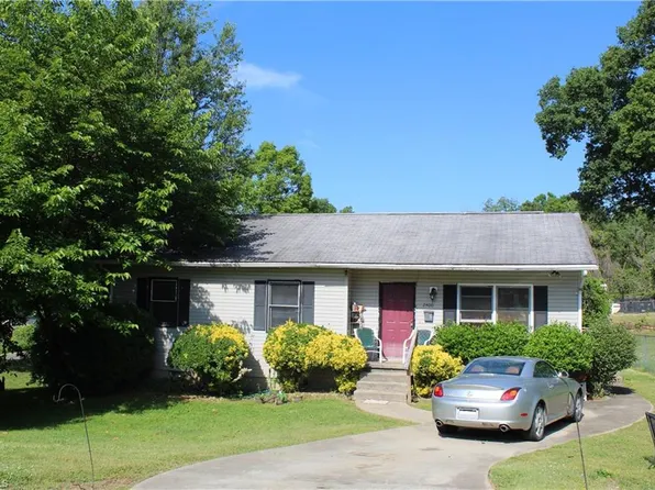 2400 Druid Hills Dr, Winston Salem, NC 27105