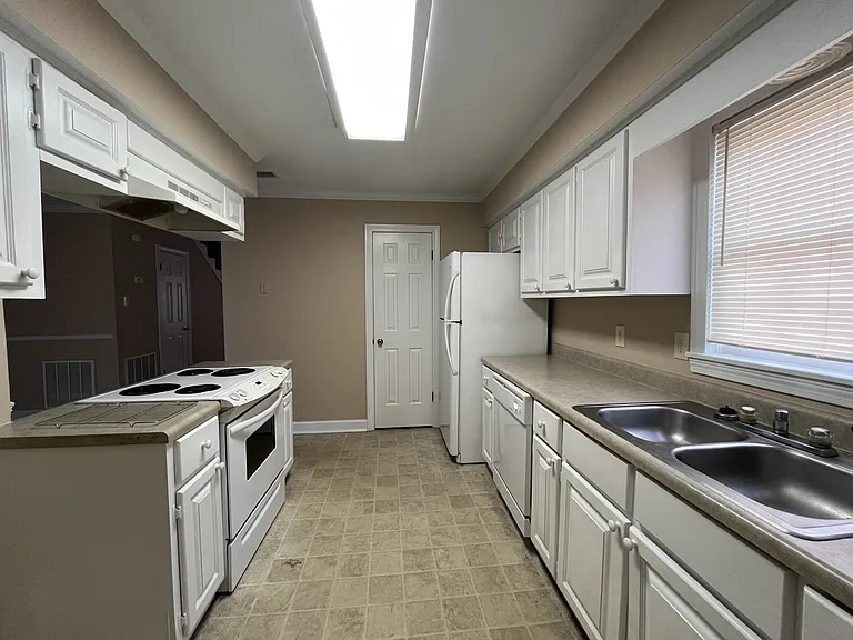220 Hickory Trl #1 — Photo 4