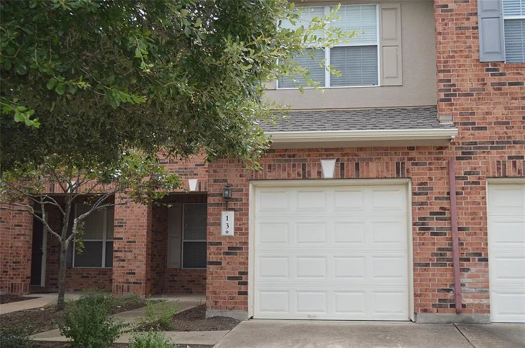 3 bed, 2.5 bath, 1590 sqft, $1,695 — Photo 3