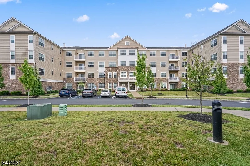 2 bed, 2.5 bath, 1557 sqft, $3,200 — Photo 1