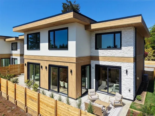 3024 Cadboro Bay Rd #2, Oak Bay, BC V8R 5G4