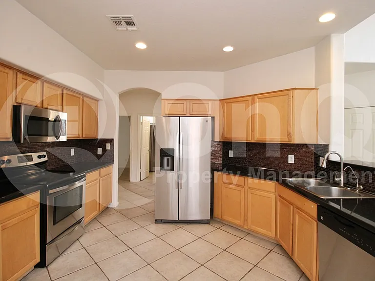 2450 E Darrel Rd — Photo 4