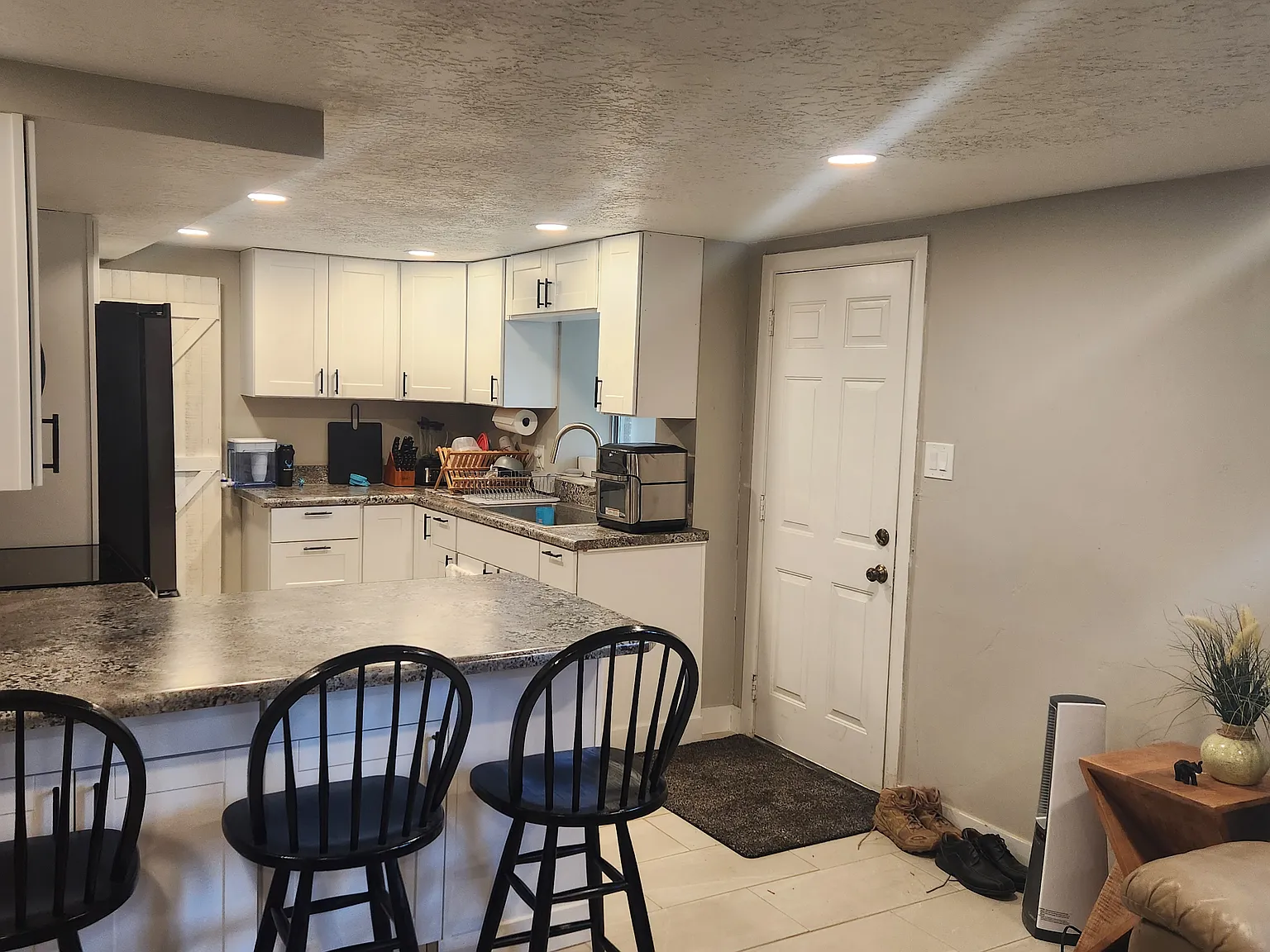3 bed, 2400 sqft, $750 — Photo 3