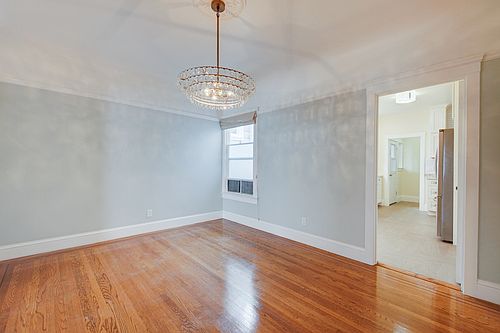 4th image of 668 Bay St