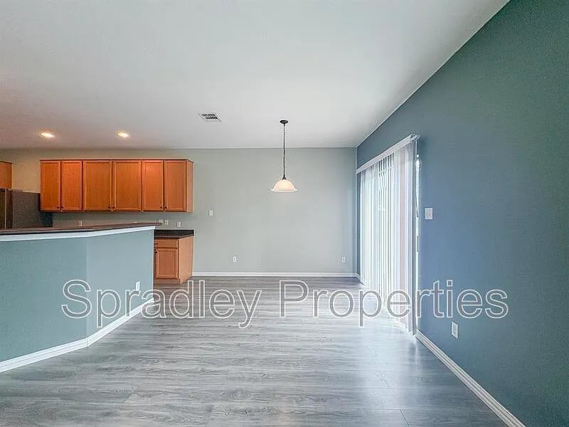 3 bed, 3.0 bath, 1840 sqft, $1,725 — Photo 3