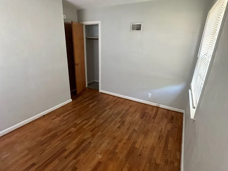 1413 N Woodridge Ave — Photo 2