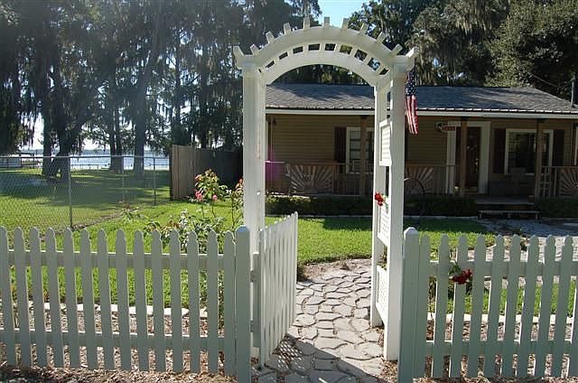 IDYLLIC ENTRY